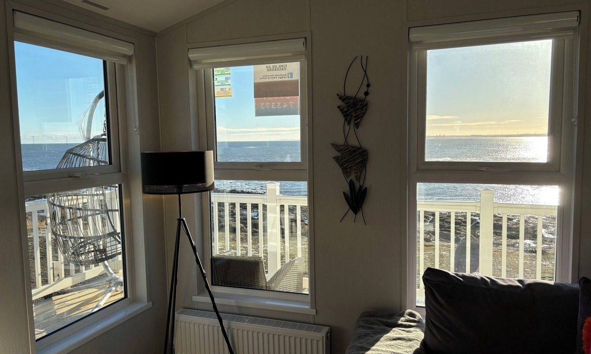 Newbiggin-by-the-Sea Cabin | New south facing lodge, amazing sea views, town amenities and beaches nearby.