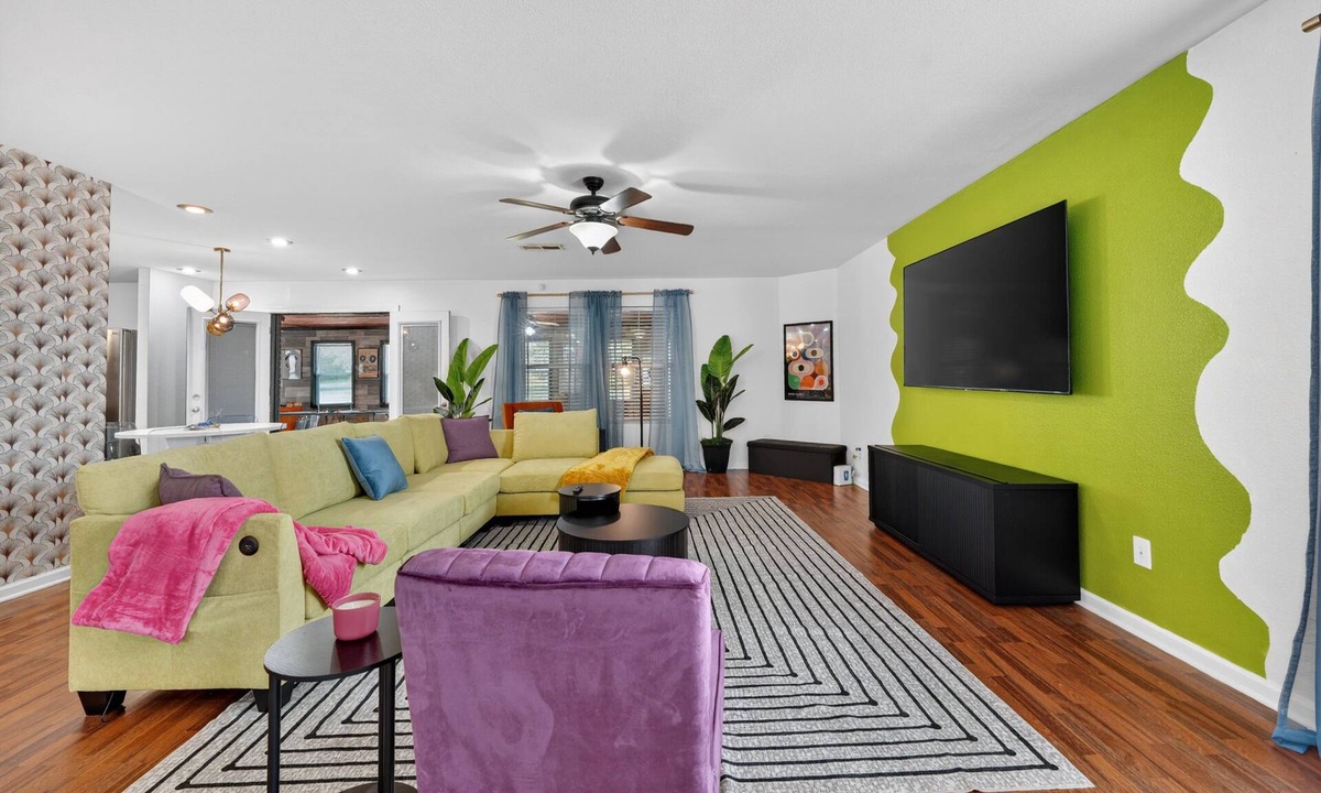 Normal House | NEW! Southern Comfort Escapes 5BR for 14 Near NASA