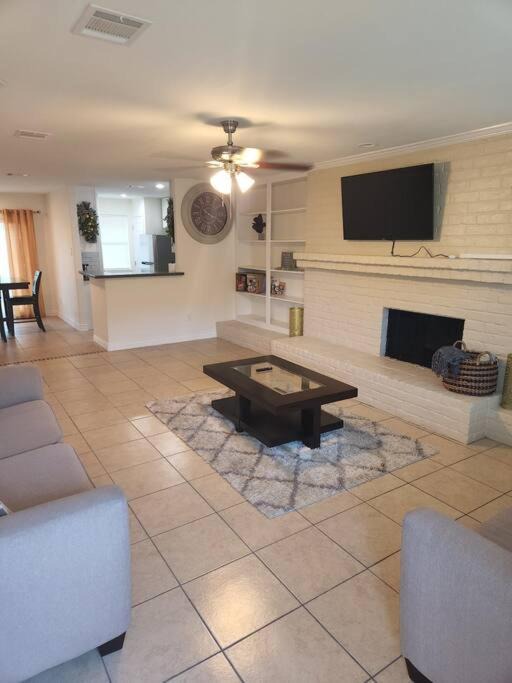 Spring Branch Central House | New Spacious 3BR 20Min DRIVE DWNTOWN!