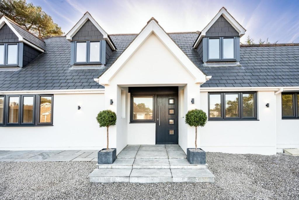 St Leonards House | NEW! Spacious 5BR Home - Parking Near New Forest