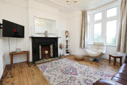 Whitchurch House | NEW Spacious, Bright & Chic-4BR, 2Bath House-Parking-By FabAccommodation
