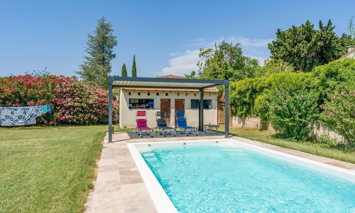 Paluds de Noves Apartment | New Studio at the Gateway to the Alpilles with Pool and Large Garden