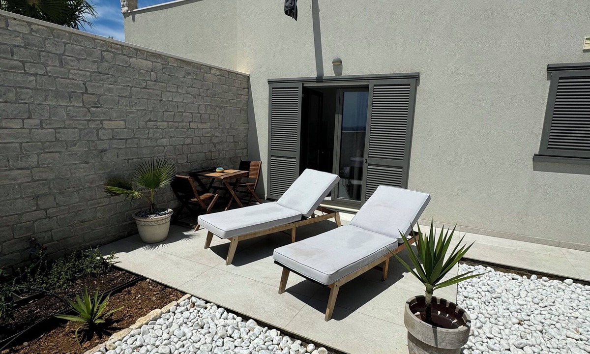 Milna Apartment | New studio in Mediterranean Garden only 50 meters from the sea.