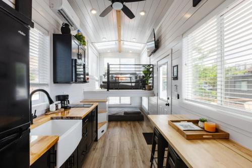 Apple Valley House | NEW Stunning Tiny Home w private deck firepit BBQ