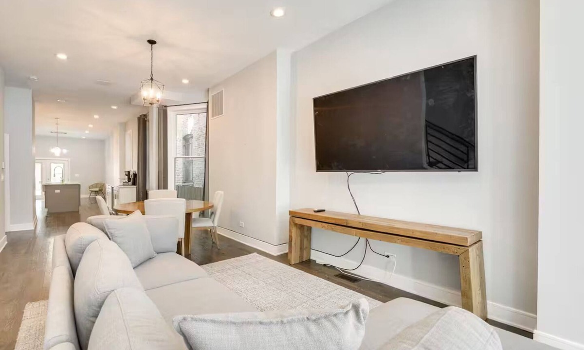 Near West Side House | NEW! Stylish 3BD/2.5BTH w/parking! United Center!