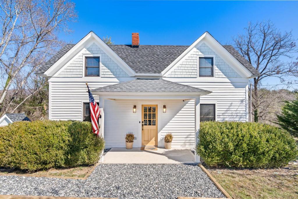 Marshall House | *NEW! The Rectory, King Bed, Home Theater, Deck, BBQ, Fire Pit