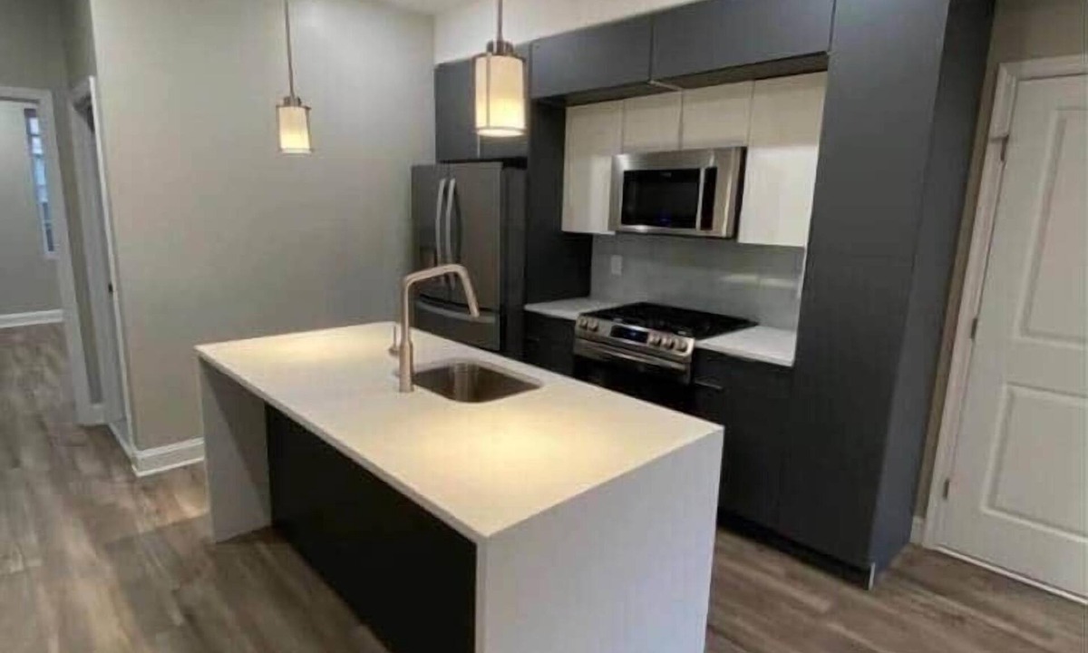 Fairmount Apartment | New three bedroom art museum area with backyard