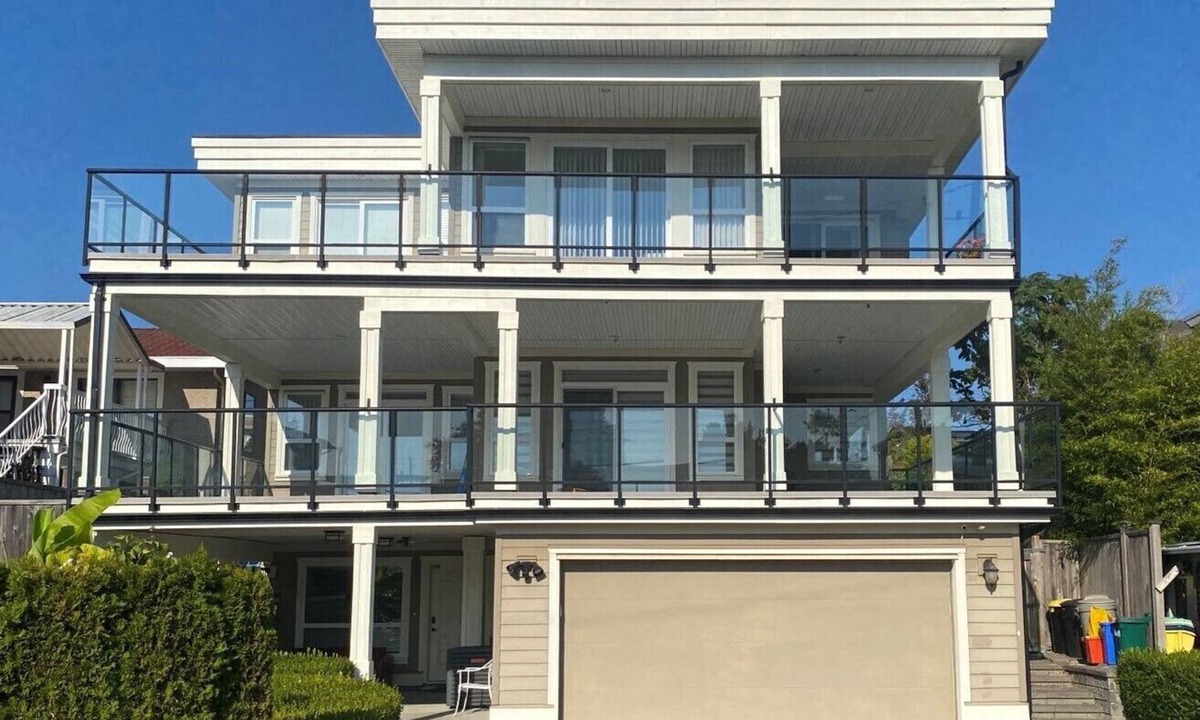White Rock House | New two-bedroom legal suite with parking