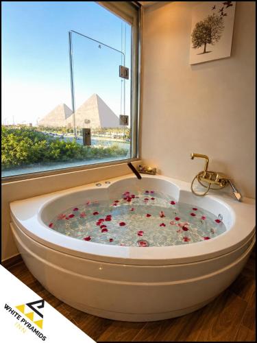 Pyramids Gardens House | New White Pyramids Inn