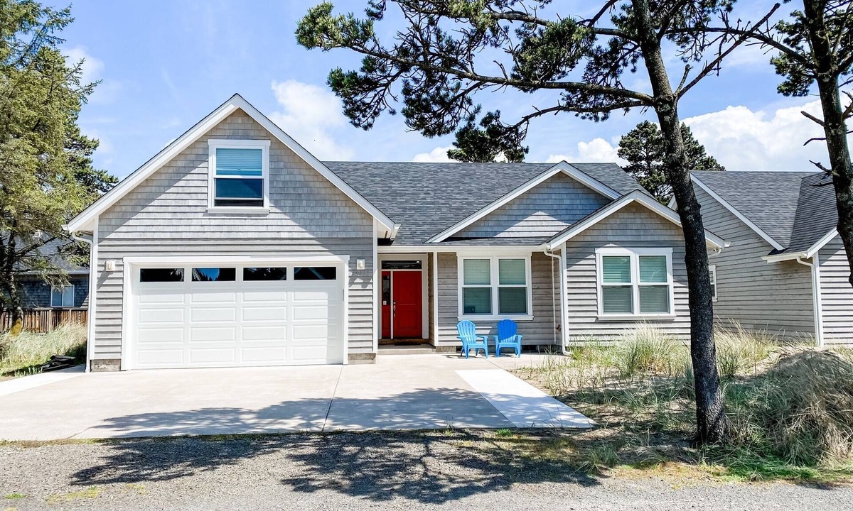 Kiwanda Shores House | Newer construction open floor plan two blocks from the beach in Kiwanda Shores!