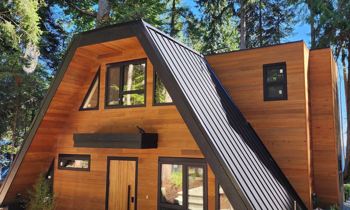 Stephenson Point Cottage | Newly built Grand Cedar Lodge on the Straight of Georgia.