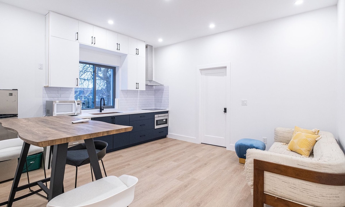 Earlscourt House | Newly built Queen suite with Private bathroom inside your suite in central Tor
