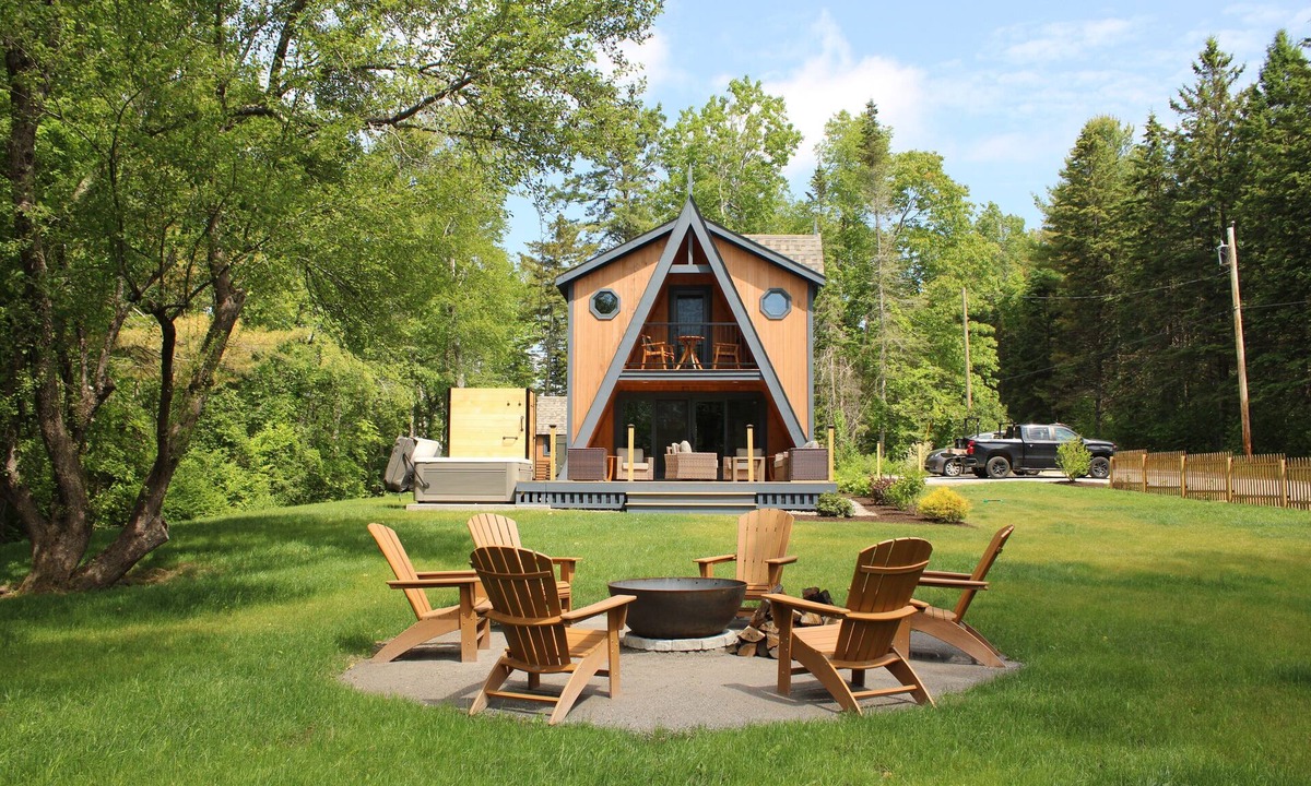 Belfast House | Newly Constructed - The Colby House is a stunning getaway in beautiful Belfast!
