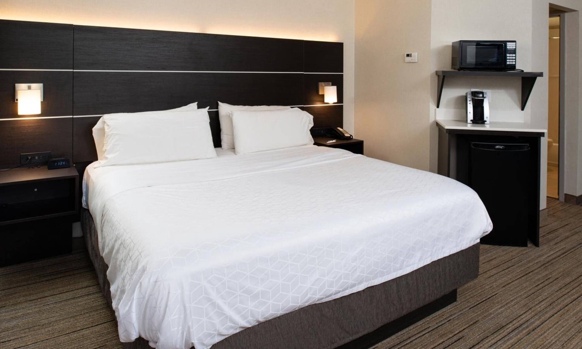 Dent Hotel | Newly Refreshed Room w/Bathtub + Close to Cincinnati Museum Center - 11 miles