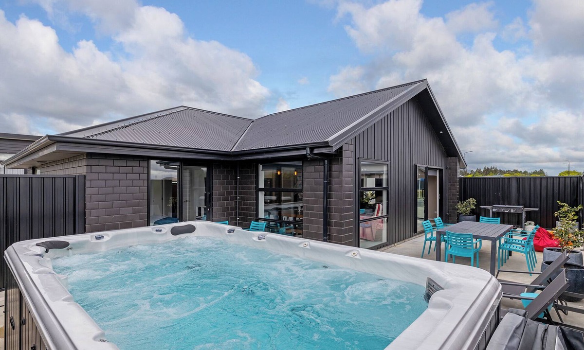 Martinborough House | Newly refurbished sleeps 10 in exclusive Pinot Grove, Martinborough ,plunge pool