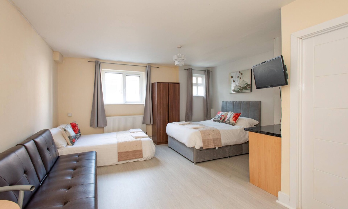 London Borough of Bromley Apartment | NEWLY REFURBISHED Studio, 20mins to London Bridge