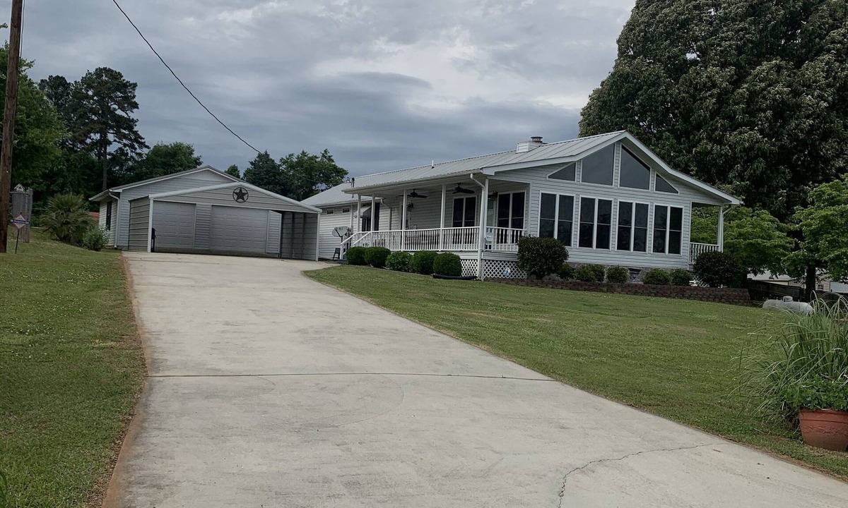 Leesburg House | Newly Remodeled Home across the road from Weiss Lake