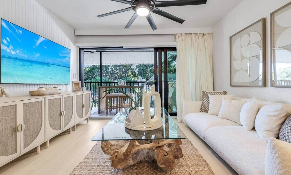 Park Shore Apartment | Newly Remodeled, Naples Escape 2 Kings, Pickleball