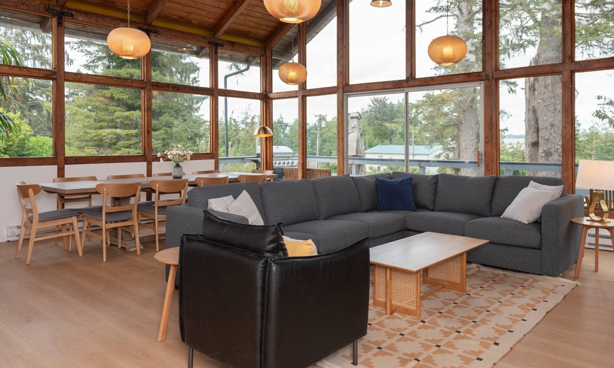 Westport Apartment | ★Newly Remodeled! Pet-friendly 5BD/3BT Oasis for 12★
