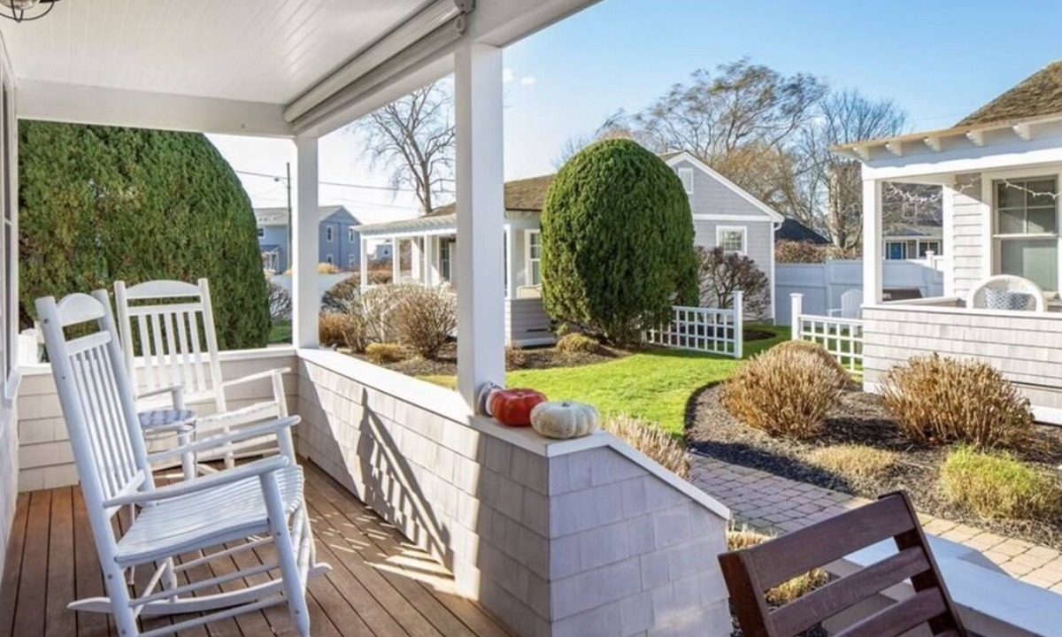 Easton's Point Cottage | Newly Renovated Easton Point Cottage, Short Walk To First And Second Beach