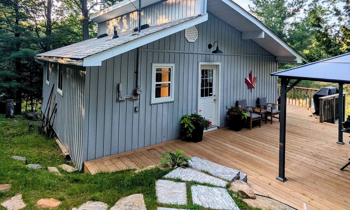 Gravenhurst Cottage | Newly Renovated Lakefront Cottage in Muskoka | Fast WiFi | Sleeps 8
