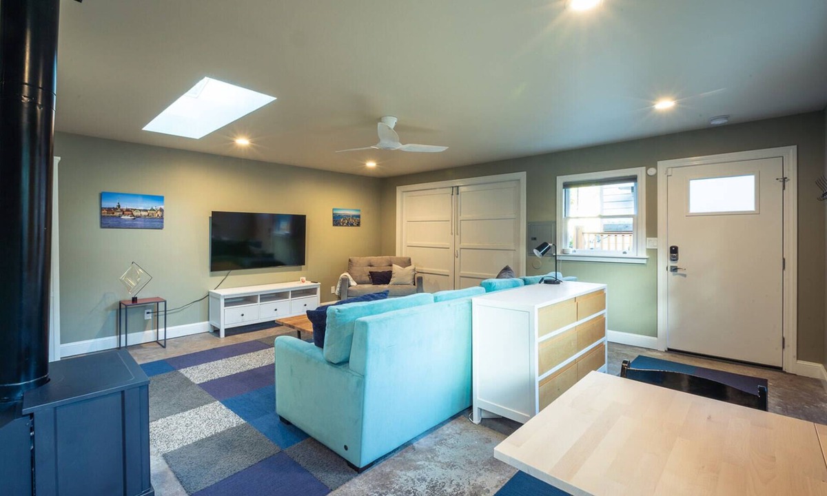 North Berkeley Cottage | Newly renovated modern guest house in lovely neighborhood!