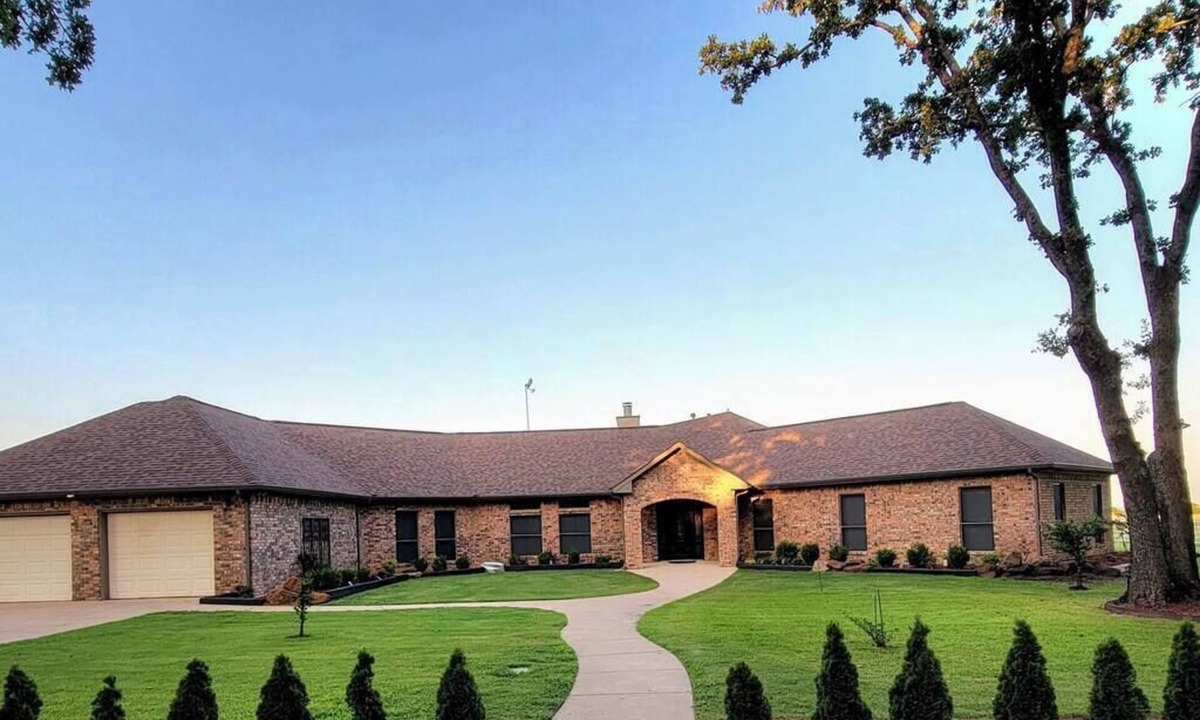 Weston House | Newly Renovated Private Ranch Get-A-Way