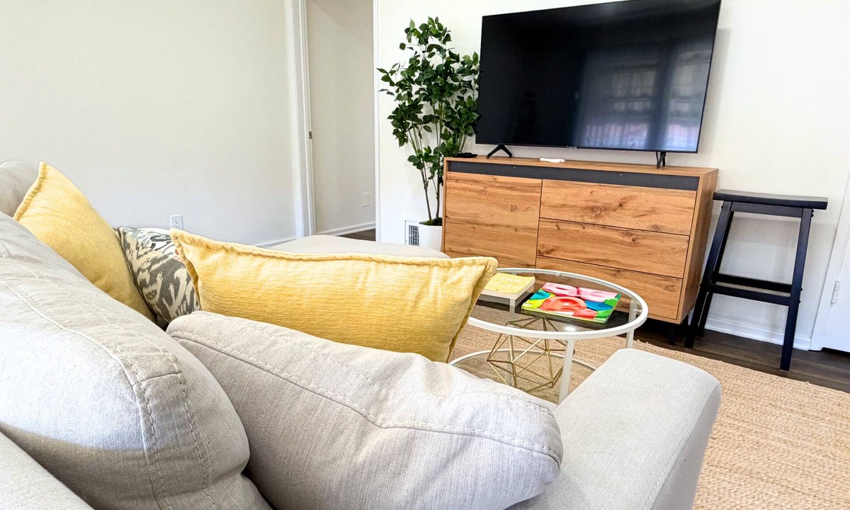 Mid-Wilshire Apartment | Newly Renovated, Quiet 2BR w/Private Garage - Central LA