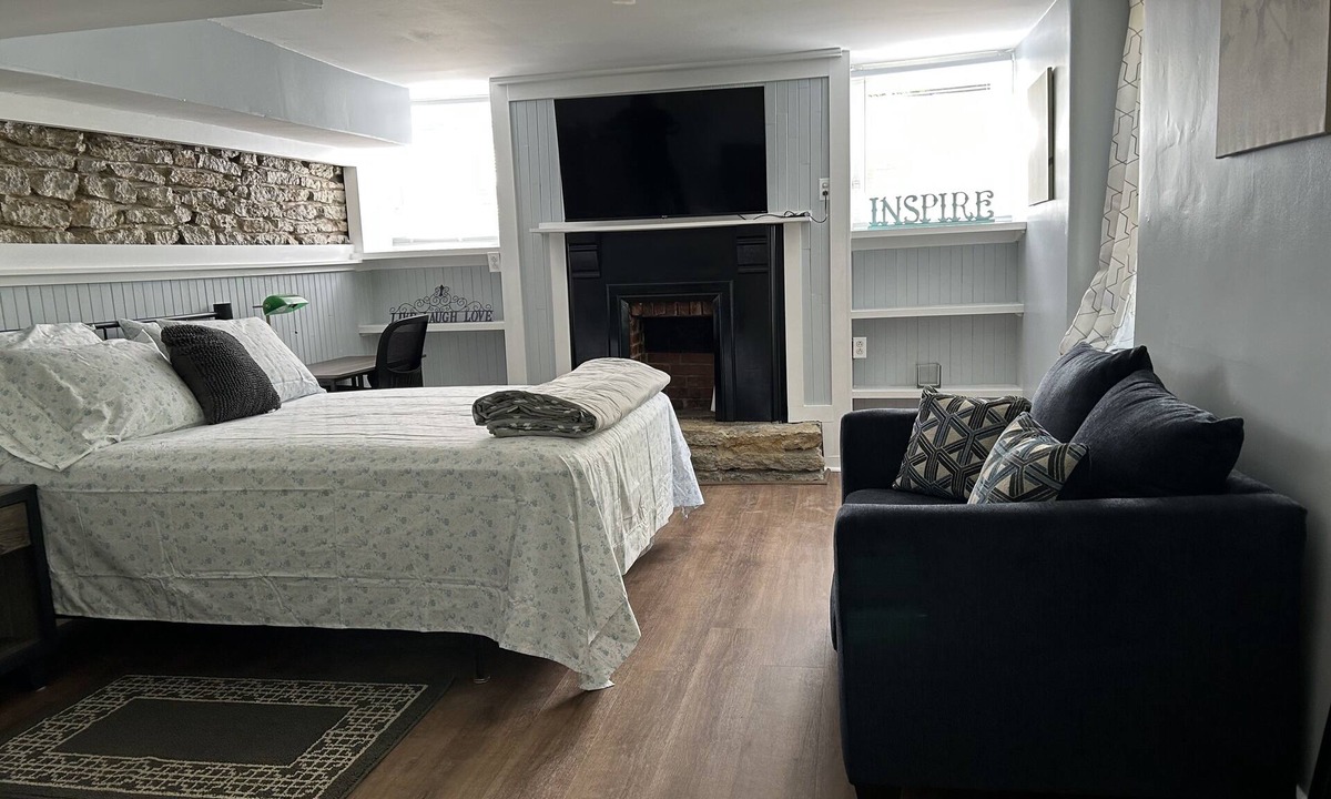Cincinnati Apartment | Newly Renovated Studio. Private Yard, Quiet neighborhood. 5 min to all major hwy