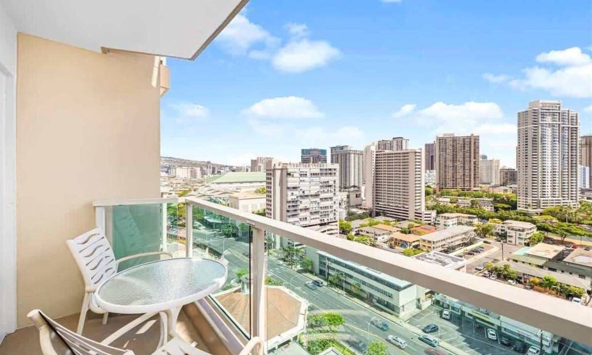Ala Moana Apartment | Newly Renovated Studio, Incredible Views 1330