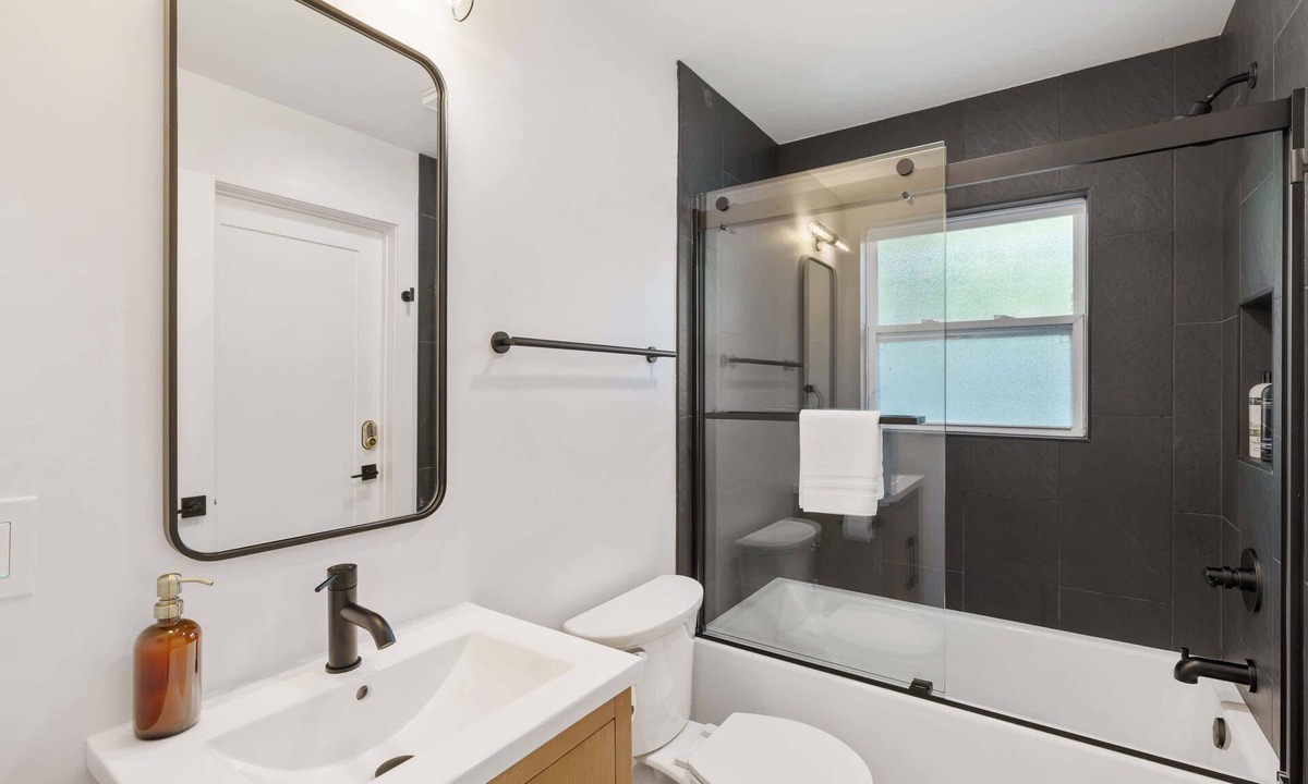 Ann Arbor House | Newly Updated 1 BR Flat Near Downtown A2