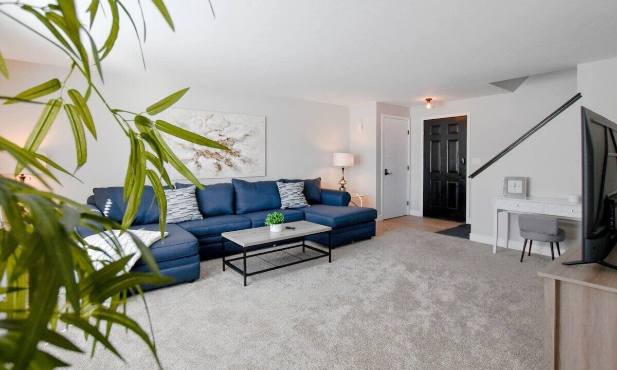 De Pere House | Newly Updated, Spacious Condo
