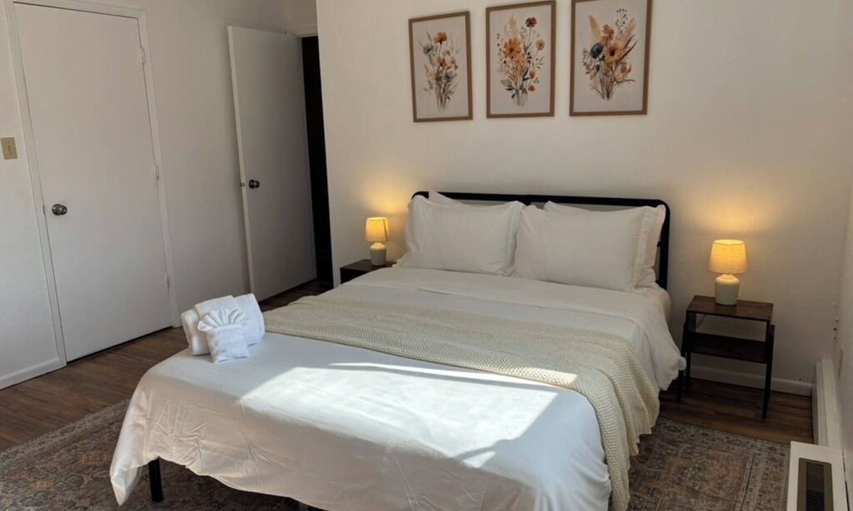 University Area Apartment | Newly Updated- Top Floor- Bona Nook