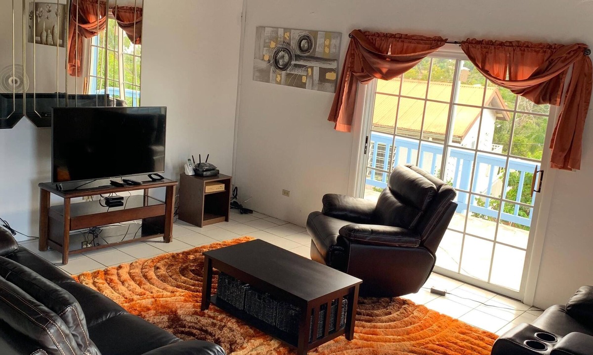 Anna's Retreat House | Newly Renovated Home 3BR/2BA All Bells and Whistles