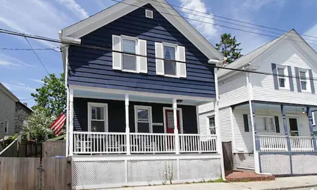 Fifth Ward House | Newport summer monthly rentals close to everything!
