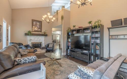 Yellowknife House | NHP YK B&B - Large Deck- Hot Tub - Massage chair and seasonal swimming pool- Free parking - Pet friendly