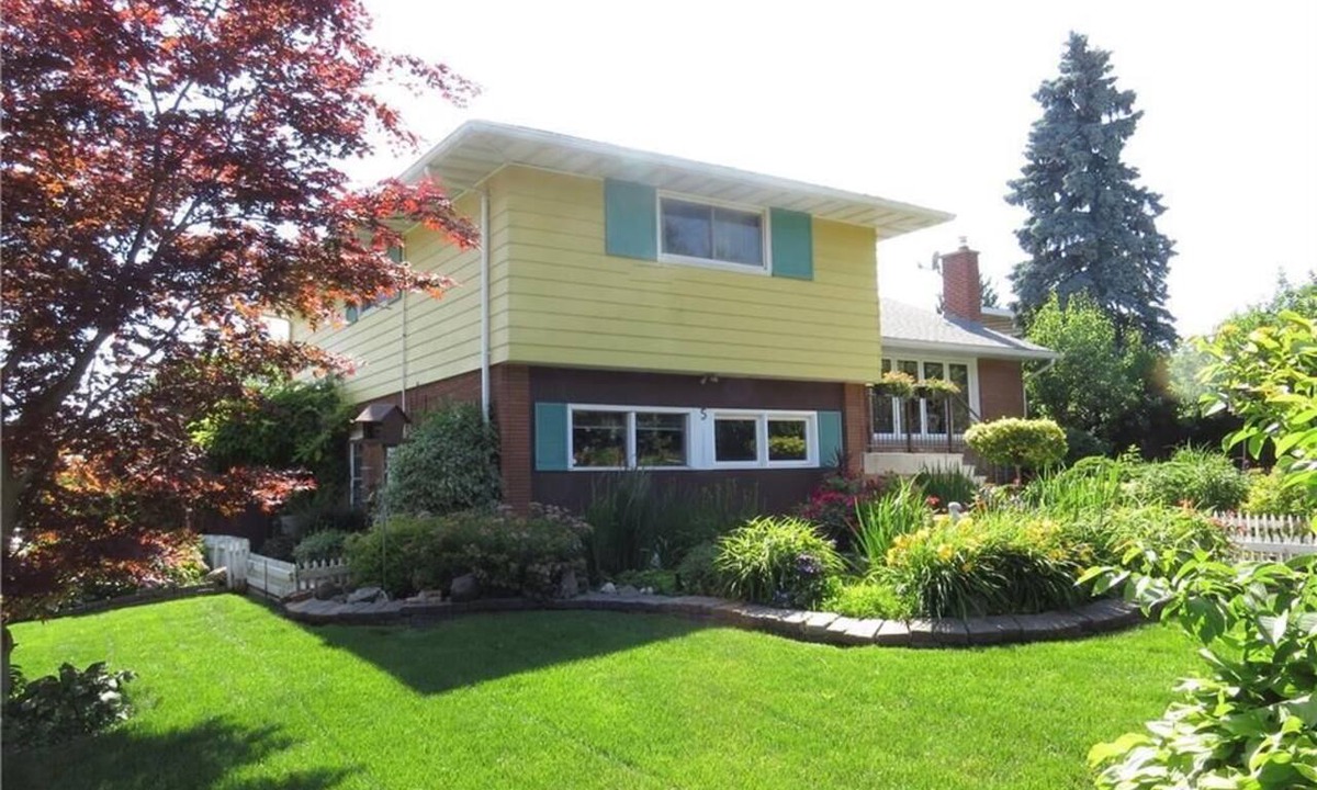 Welland Apartment | Niagara Executive Luxury - HUGE, Warm, Cozy and Clean 3 Bed, 1 Bath SuiteStay(1)