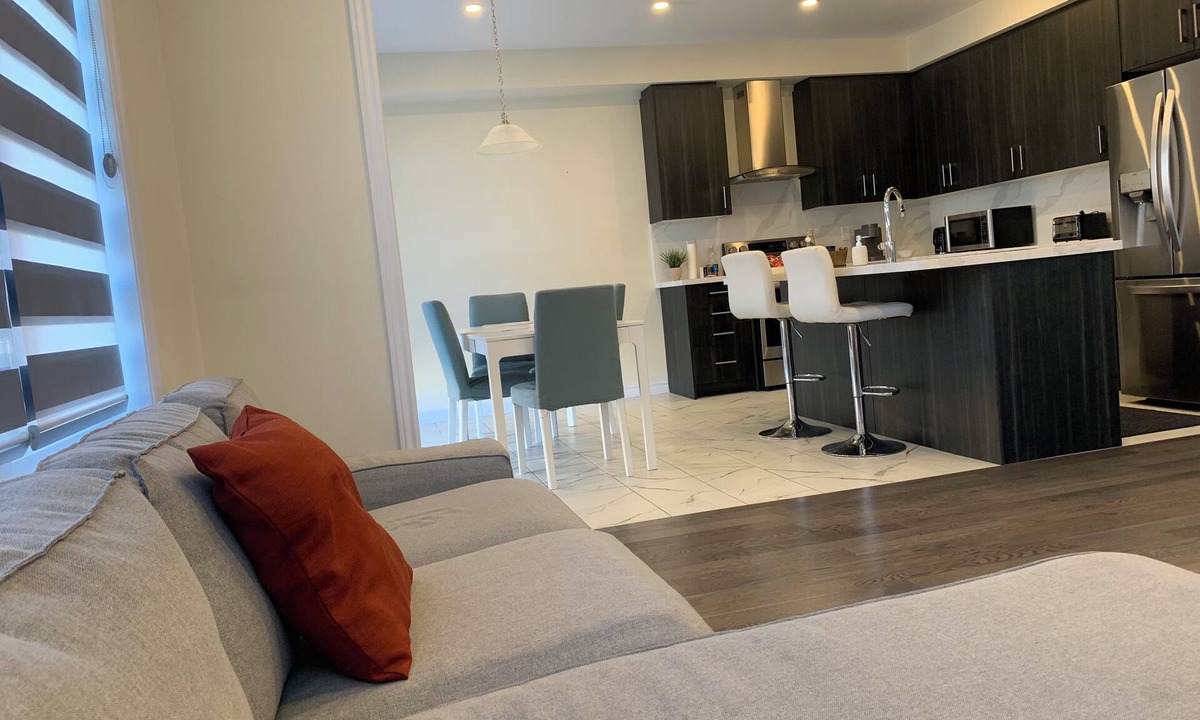 Thorold House | Niagara Falls Getaway Beautiful 4BR Family Home Free WiFi Smart TV Free Parking.