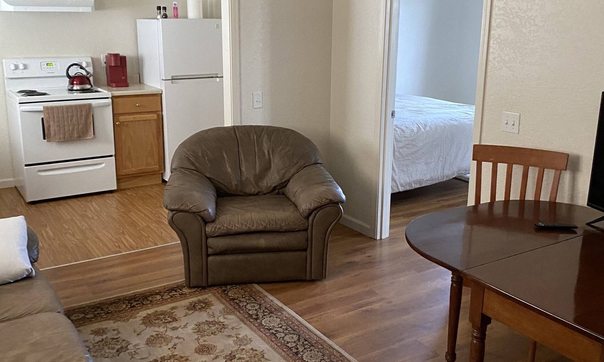 Eureka Apartment | Nice 1 bedroom Studio upstairs in a quiet, safe, neighborhood w/ keyless entry