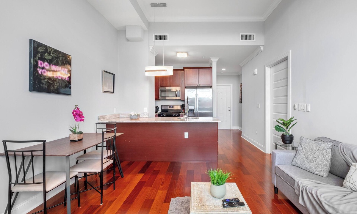 Olde Kensington Apartment | Nice 1BR Luxury Flat - Pool & Gym