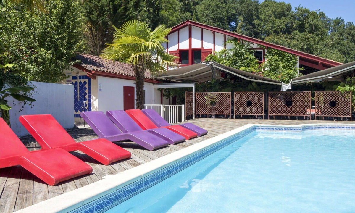 La Bastide-Clairence Apartment | Nice apartment for 6 people with pool, WIFI, TV, terrace and pets allowed