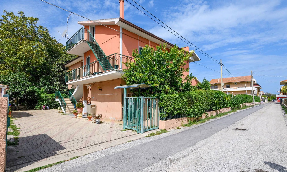 Marina di Citta Sant'Angelo Apartment | Nice apartment in Marina di Sant'Angelo with WiFi