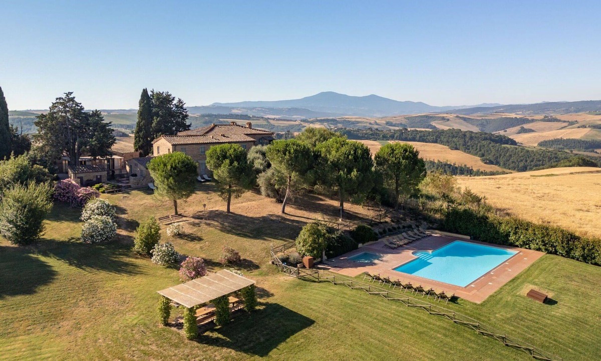 Montalcino Villa | Nice apartment in villa for 4 guests with pool, WIFI, patio, pets allowed and panoramic view