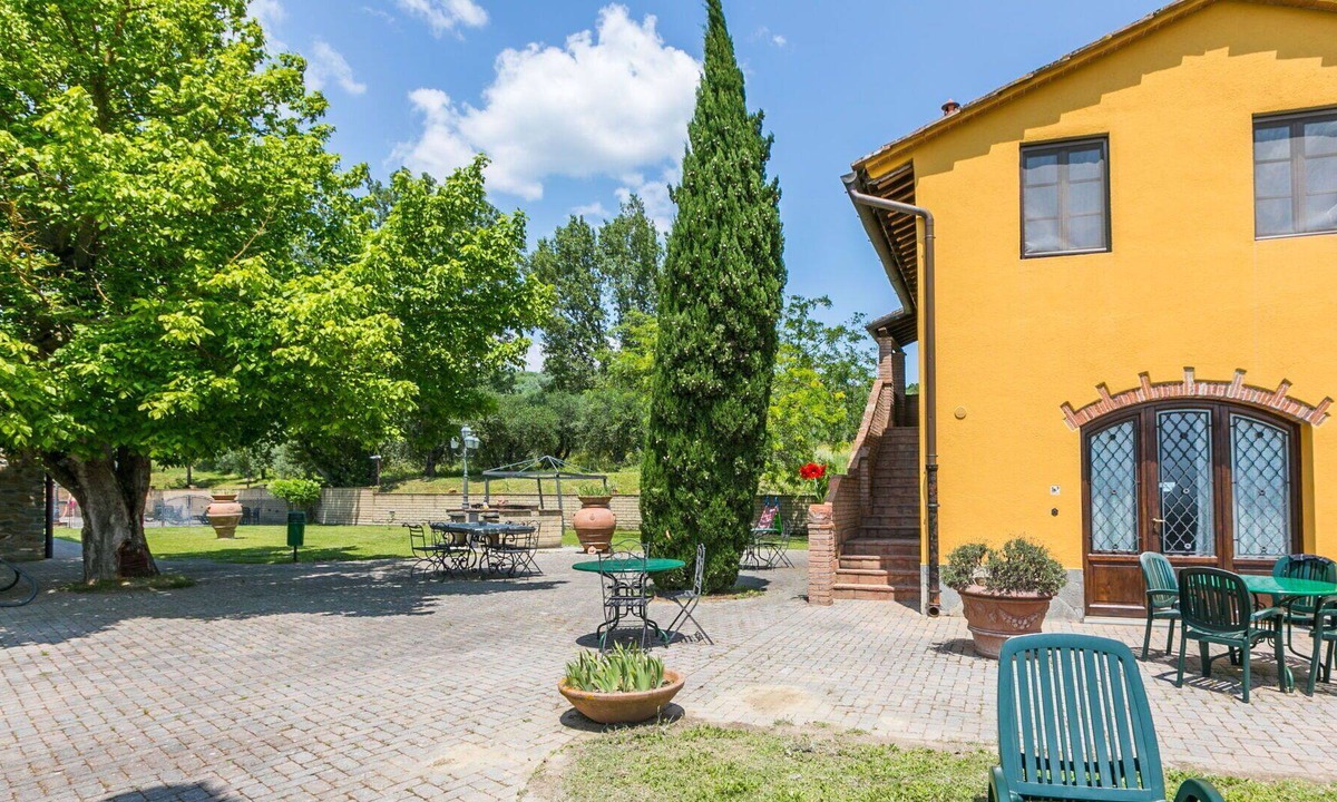 Capraia e Limite Villa | Nice apartment in villa for 4 guests with A/C, pool, WIFI, TV and parking