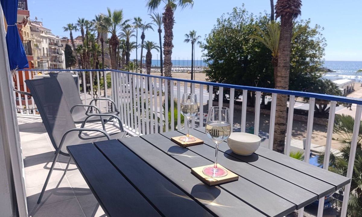 Sitges Town Center Apartment | Nice apartment facing the beach in the center of Sitges fully equipped