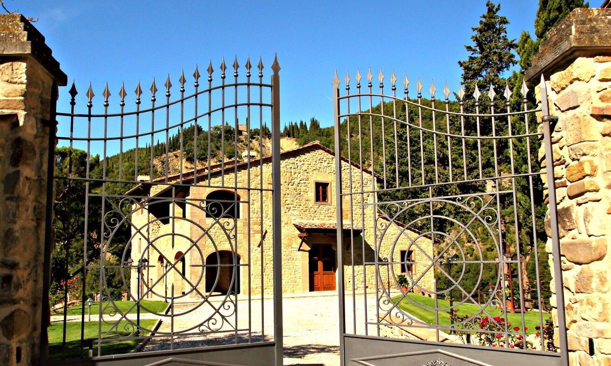 Dicomano Apartment | Nice apartment for 5 people with pool, WIFI, TV and pets allowed