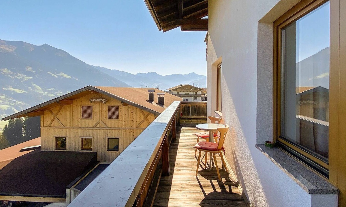 Schlitters Apartment | Nice apartment for 18 guests with WIFI, TV, balcony and parking