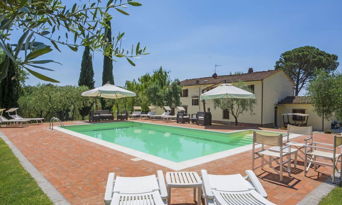 Lamporecchio Villa | Nice apartment in villa for 14 people with WIFI, private pool, TV, balcony and pets allowed