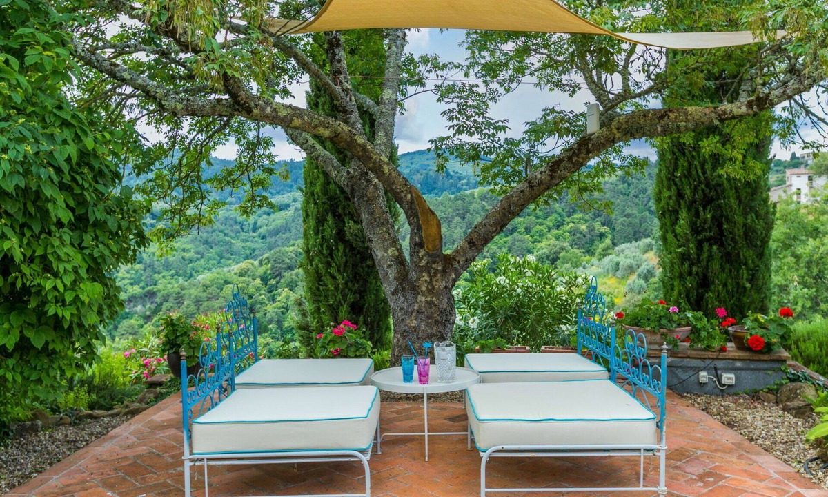 Montevarchi Villa | Nice apartment in villa for 2 guests with pool, WIFI, TV, pets allowed, panoramic view and parking