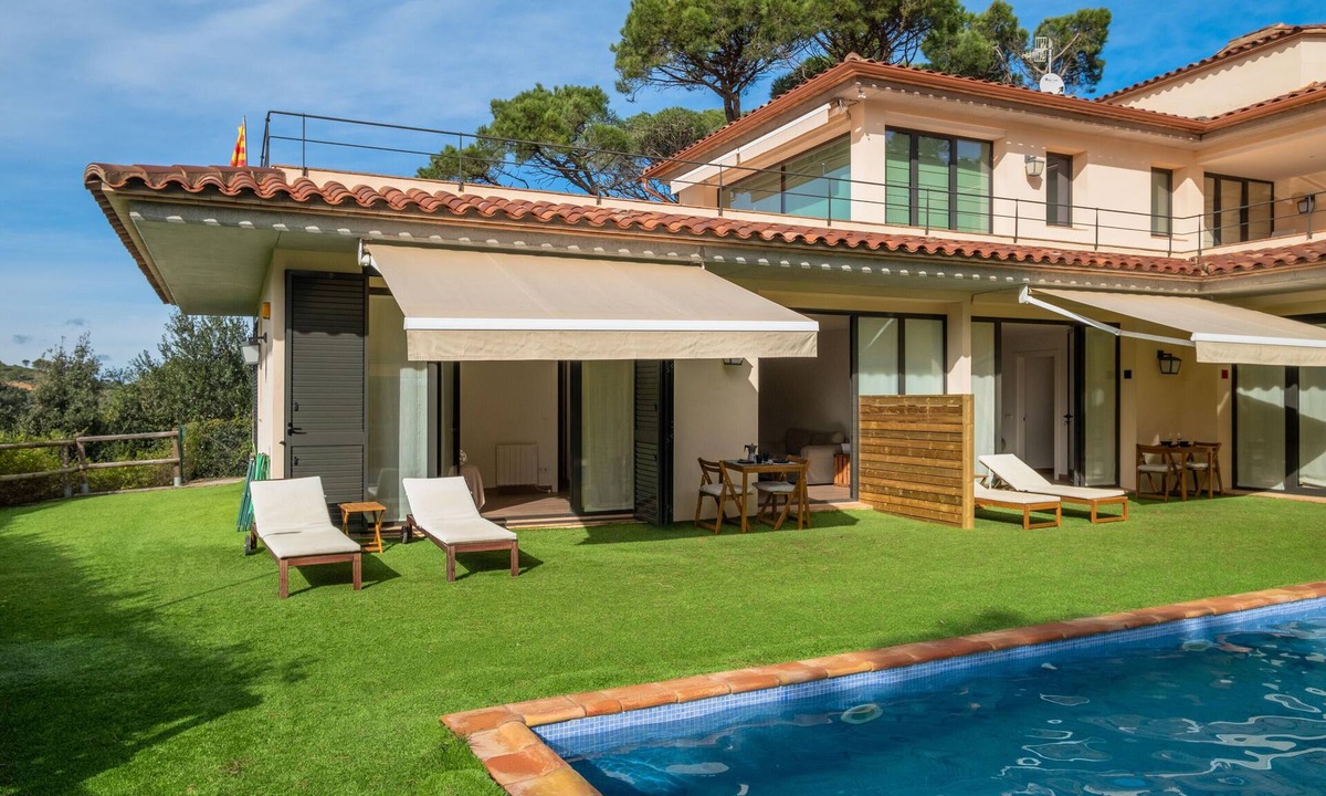 Begur Apartment | Nice apartment in small community with pool.